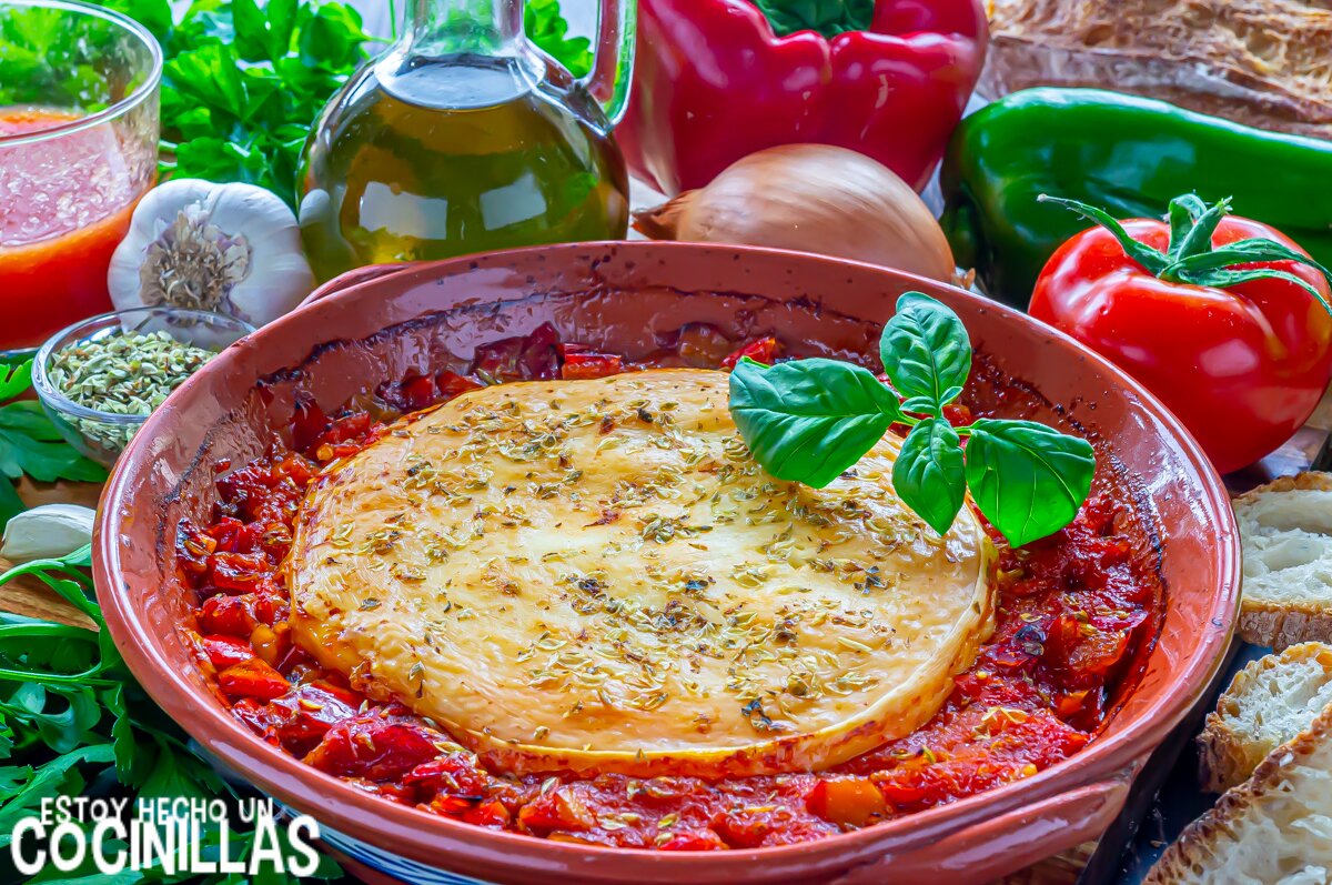 Provolone al horno con tomate y pimientos