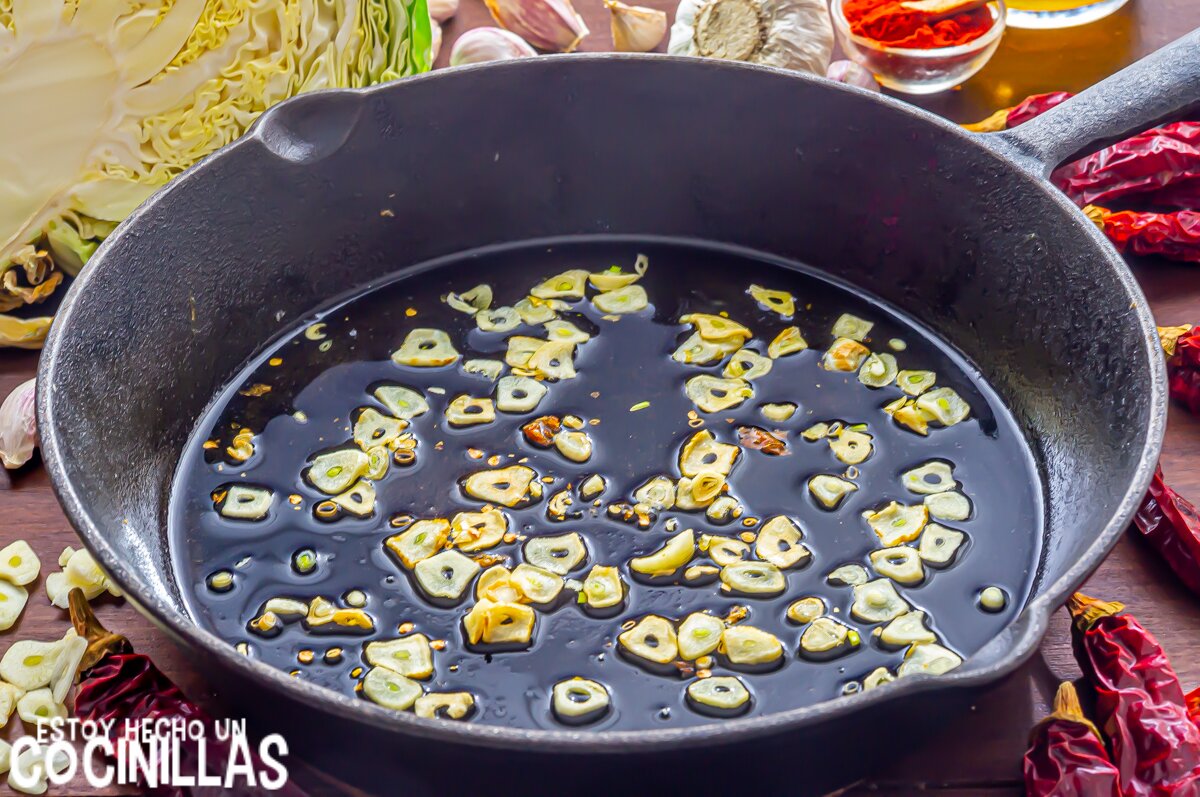 Dorar el ajo para el repollo rehogado con ajo y pimentón