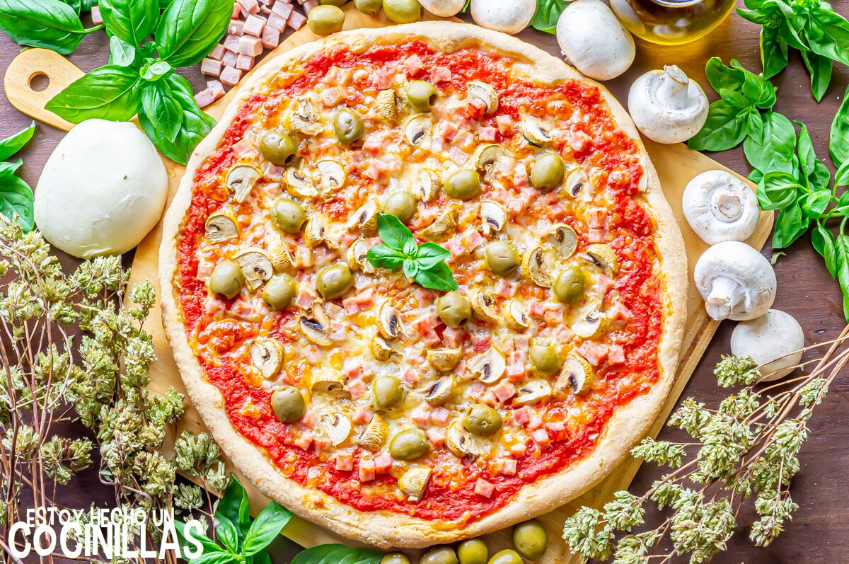 Receta de la pizza de jamón, champiñones y aceitunas