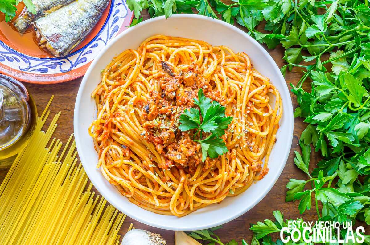 Espaguetis con sardinas y tomate