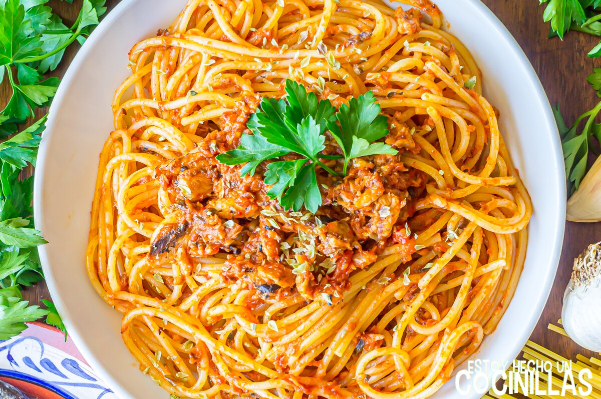 Receta de espaguetis con sardinas y tomate