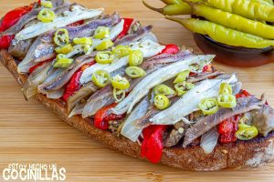 Tosta de escalivada con anchoas y boquerones