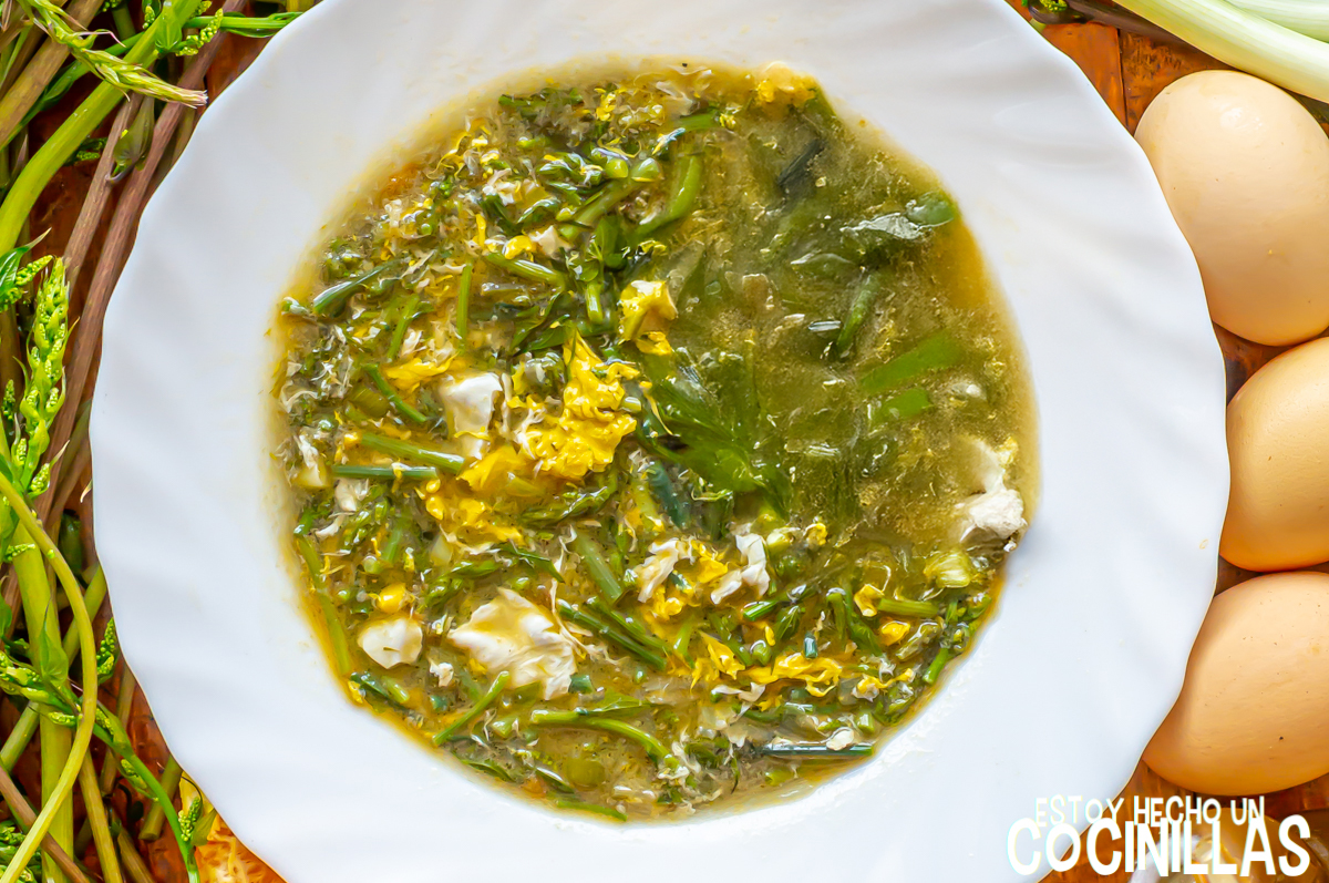 Sopa de espárragos silvestres con huevo