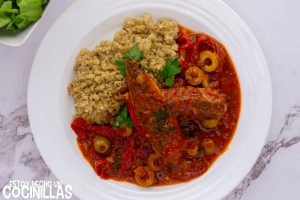Caballa en salsa de tomate, piquillos y aceitunas