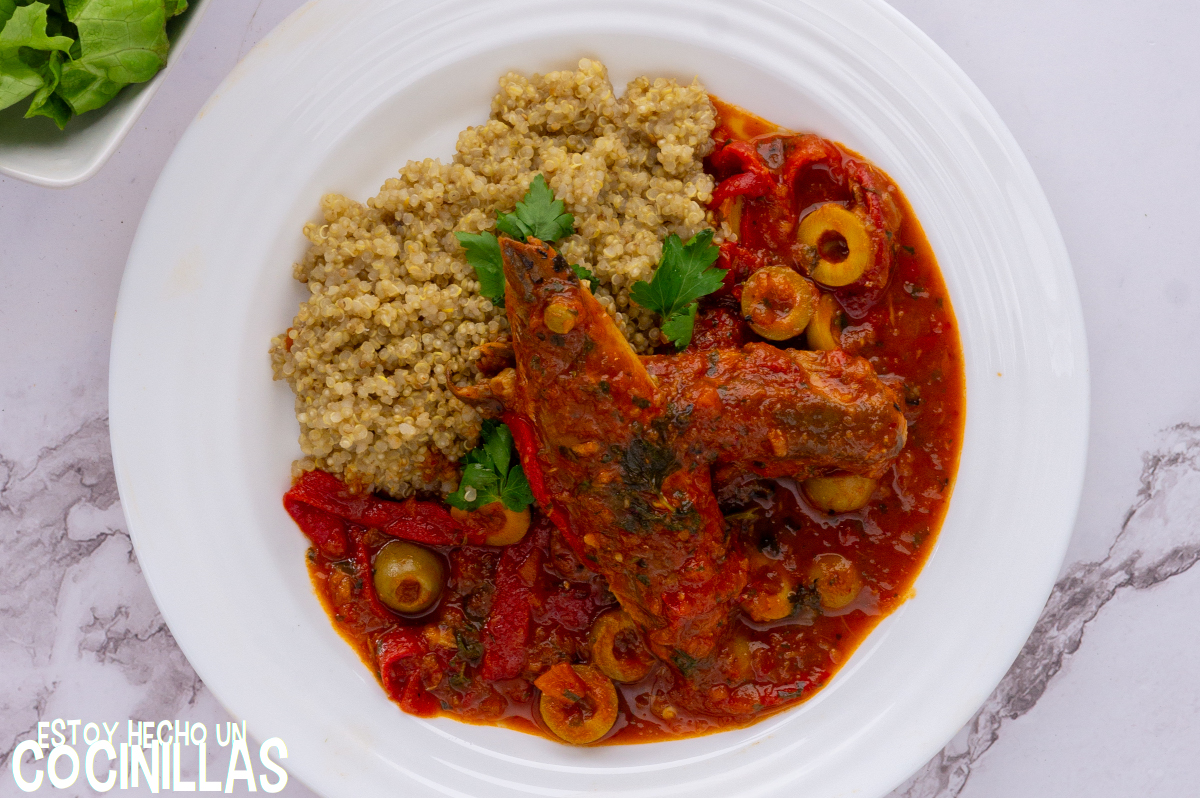 Caballa en salsa de tomate, piquillos y aceitunas