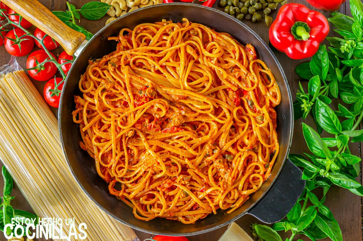Elaboración de la pasta con pesto de pimientos y atún