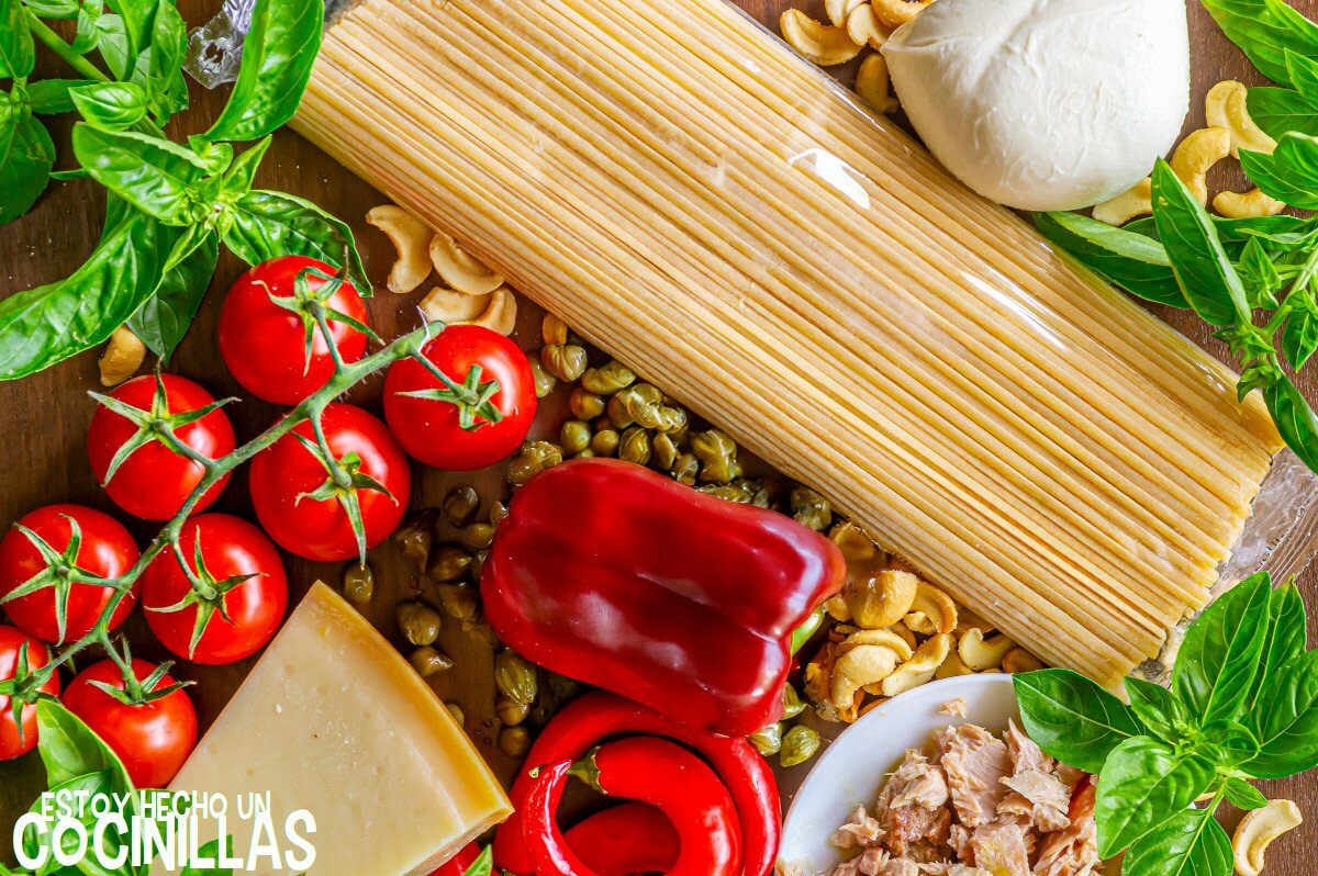 Ingredientes de la pasta con pesto de pimientos y atún