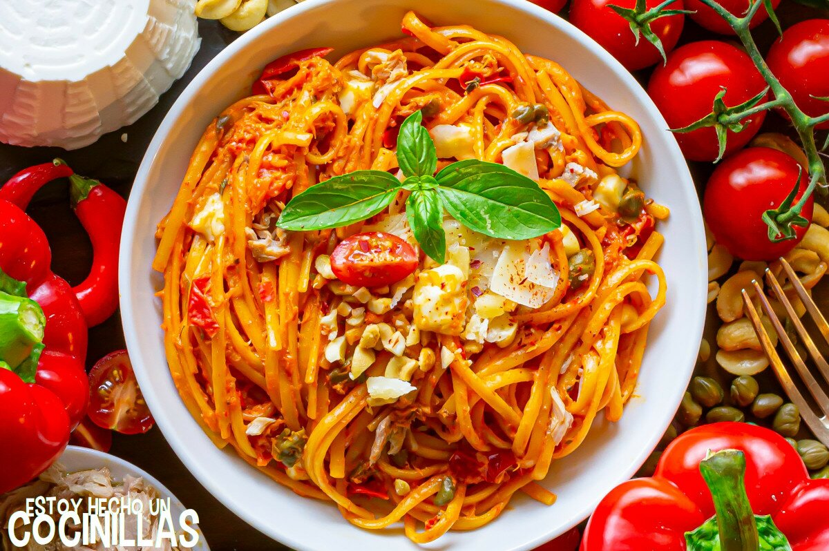 Pasta con pesto de pimientos y atún