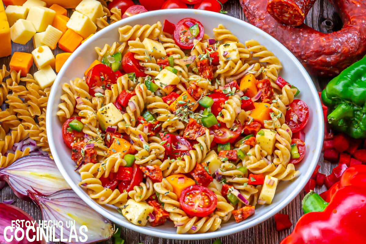 Ensalada de pasta con chorizo y queso
