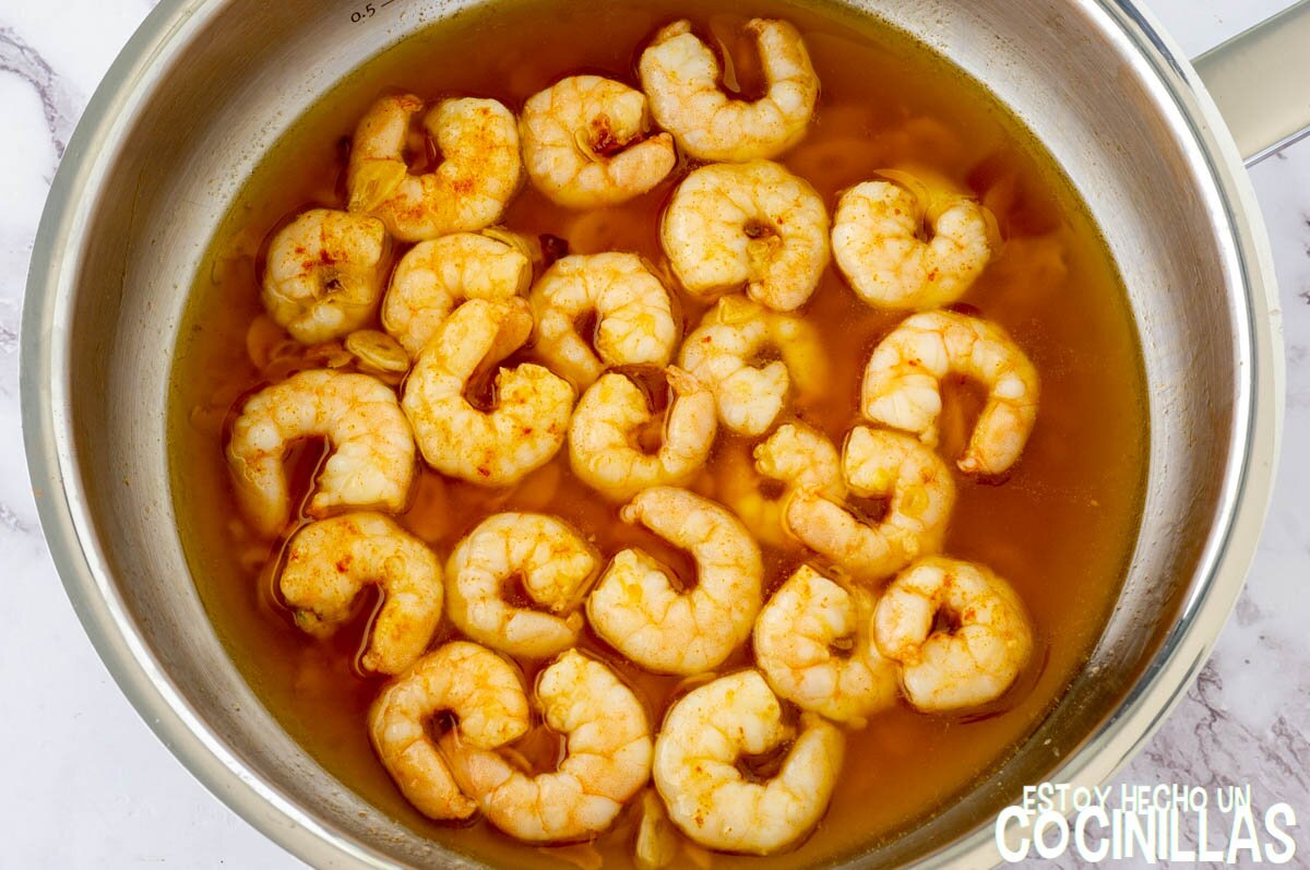 Mezclar las gambas al pilpil