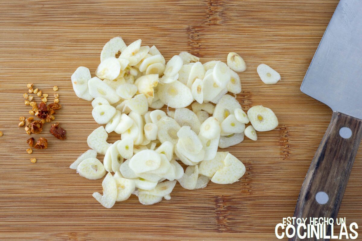 Picar el ajo y la guindilla