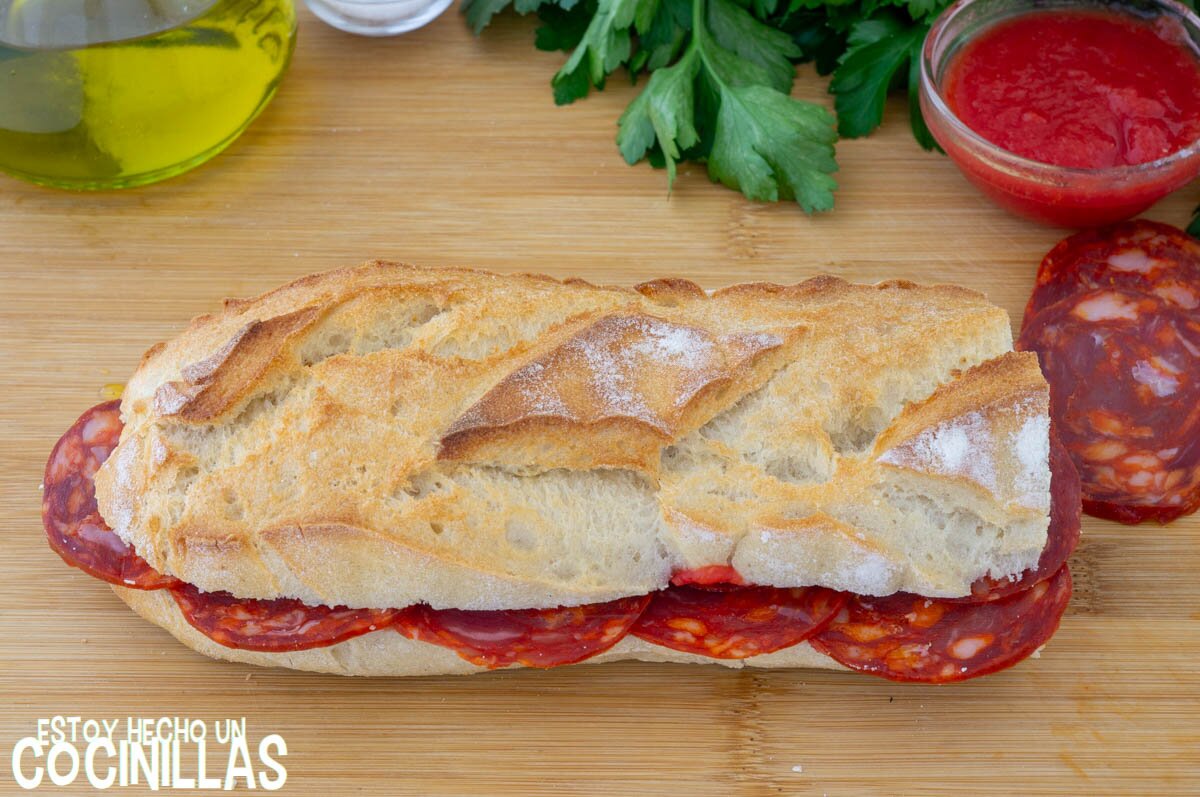 Bocadillo de chorizo (cerrar el pan)