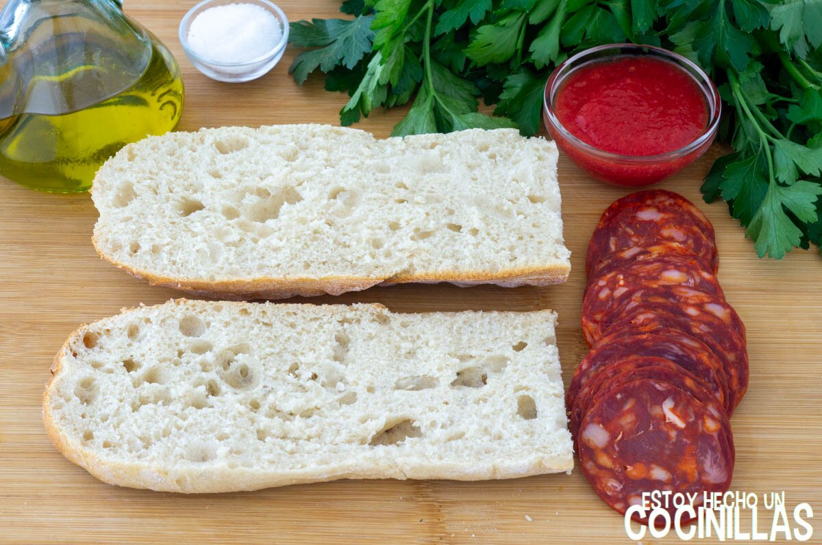 Bocadillo de chorizo (abrir el pan)