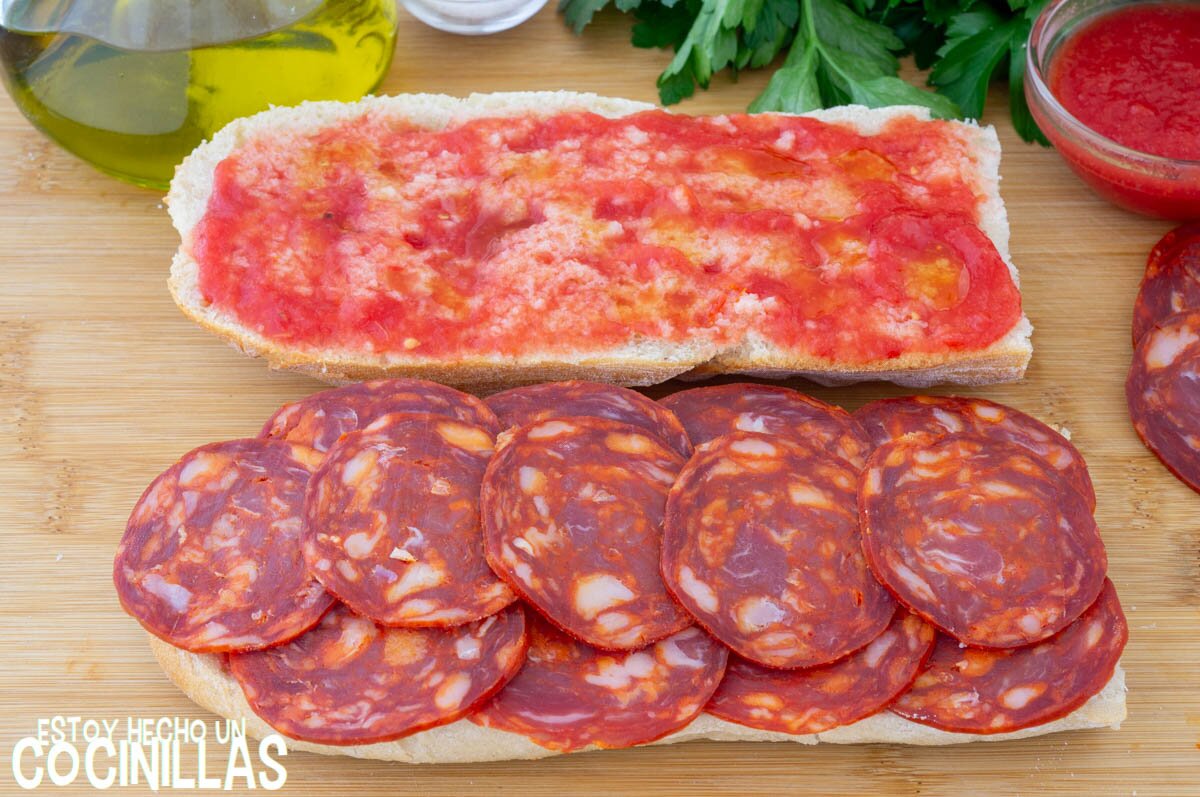 Bocadillo de chorizo (colocar el chorizo)