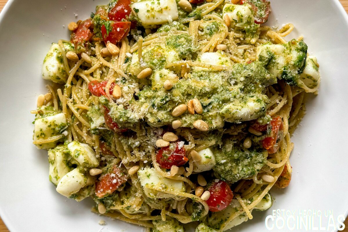 Cómo hacer espaguetis con sepia, pesto y tomates