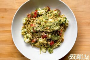 Espaguetis con sepia, pesto y tomates
