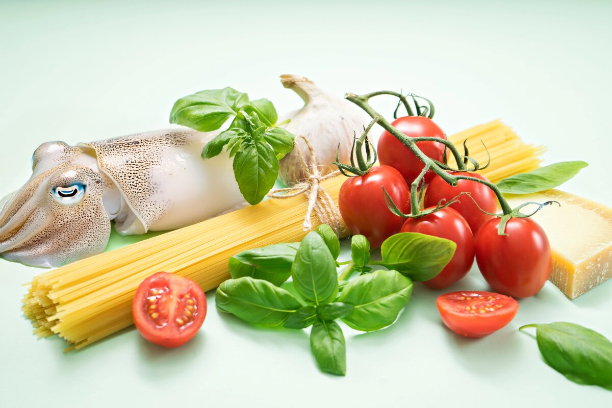 Ingredientes de los espaguetis con pesto y tomates