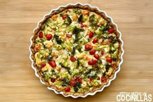 Quiche de brócoli con gambones y tomate