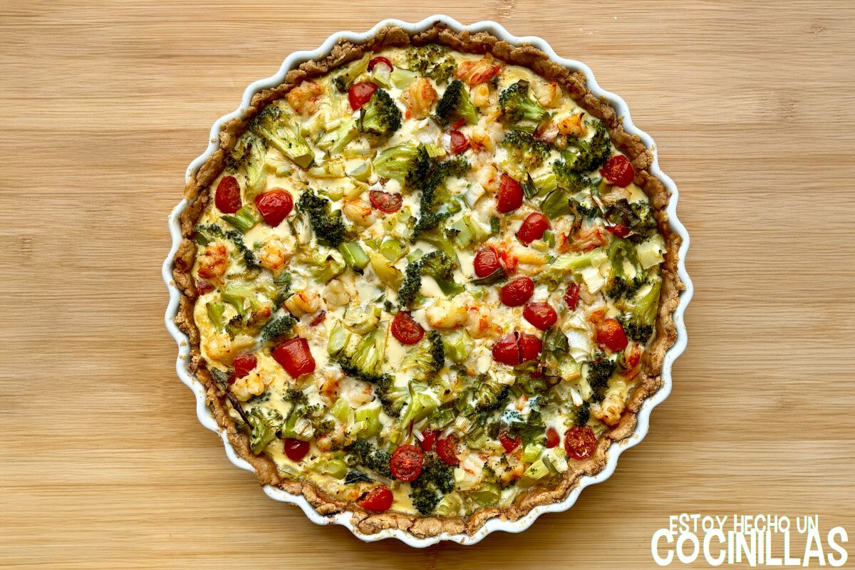 Quiche de brócoli con gambones y tomate