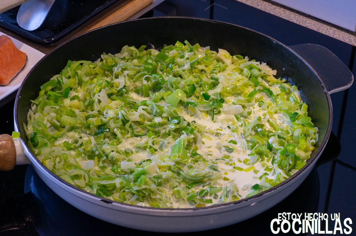 Agregar la nata a los puerros