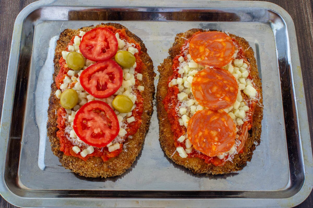 Añadir ingredientes en las milanesas a la pizza