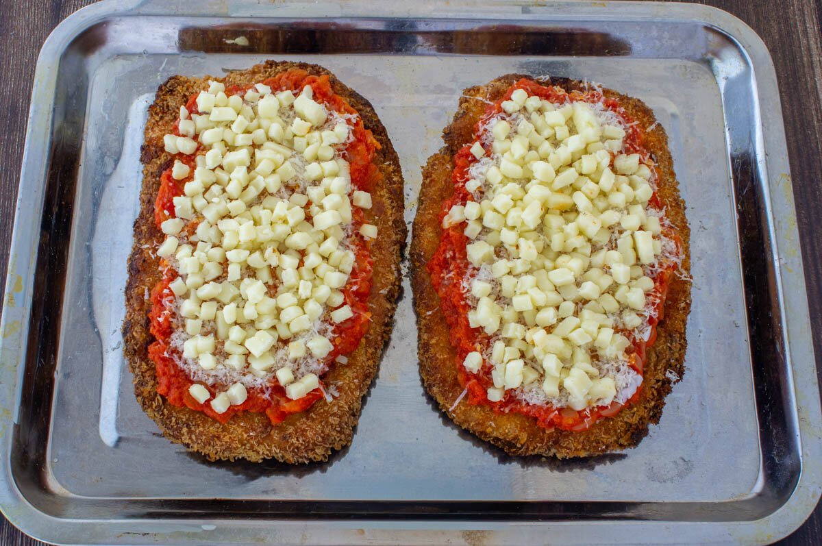 Cubrir con mozzarella las milanesas a la pizza