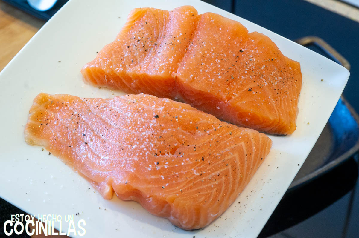 Salpimentar el salmón