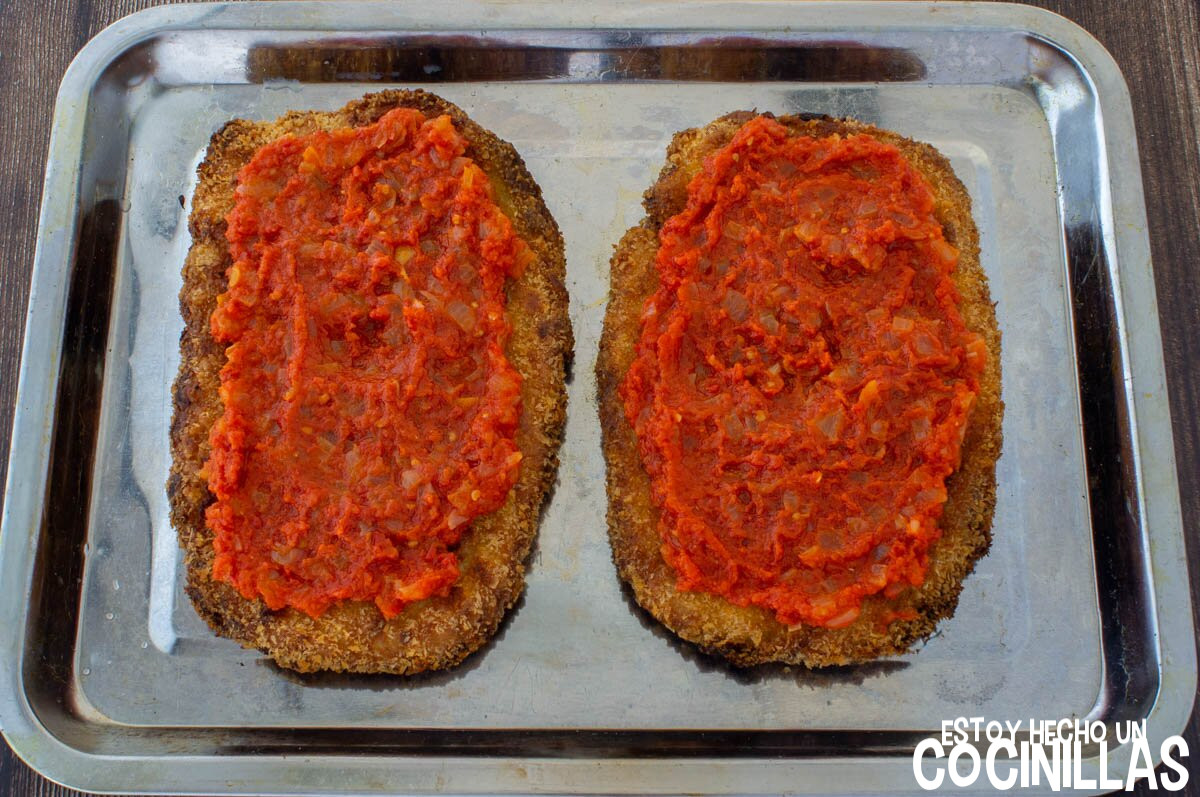 Untar el tomate de las milanesas a la pizza
