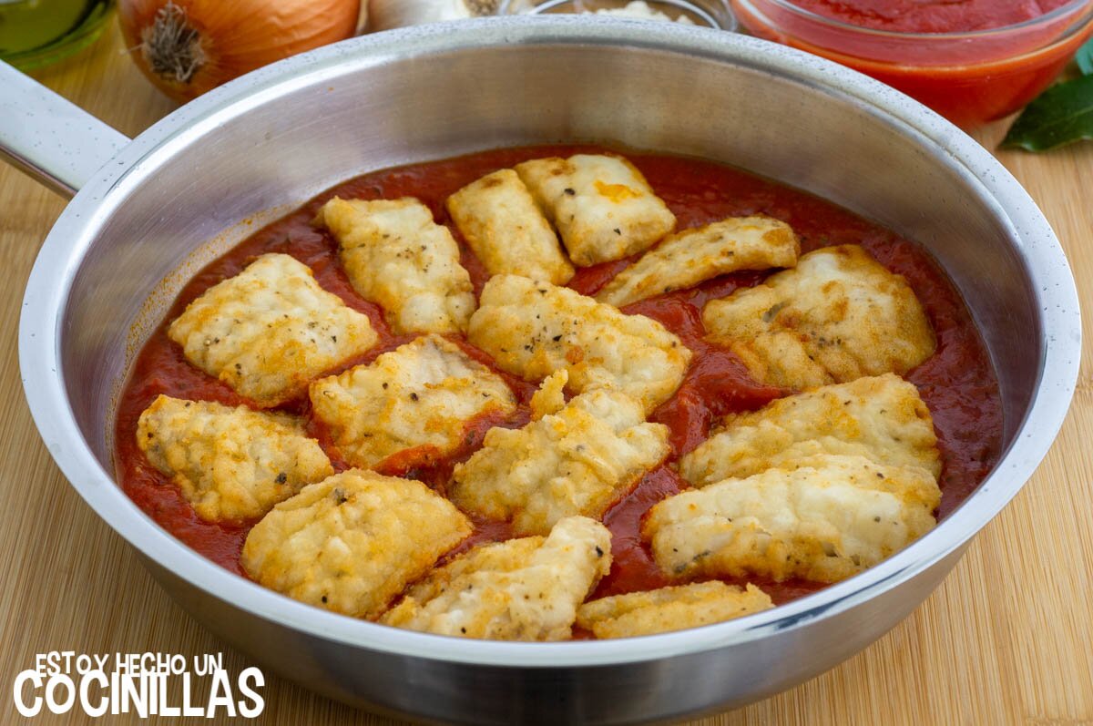 Incorporar el abadejo al tomate