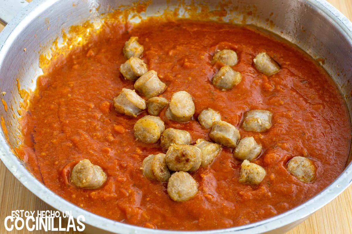 Incorporar las salchichas a la salsa