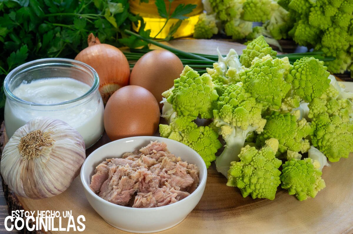 Ingredientes de las tortitas saladas de romanesco con atún