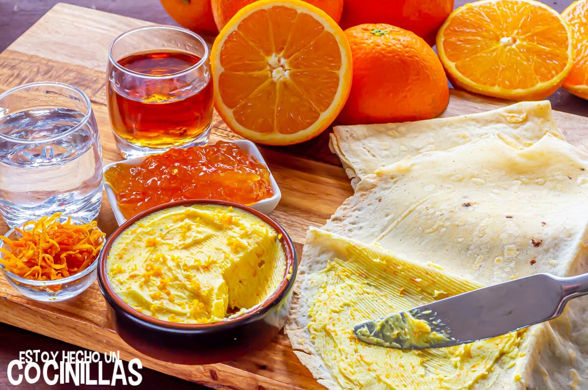 Untar las crpes suzette con la mantequilla