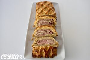 Hojaldre de jamón y queso con bechamel