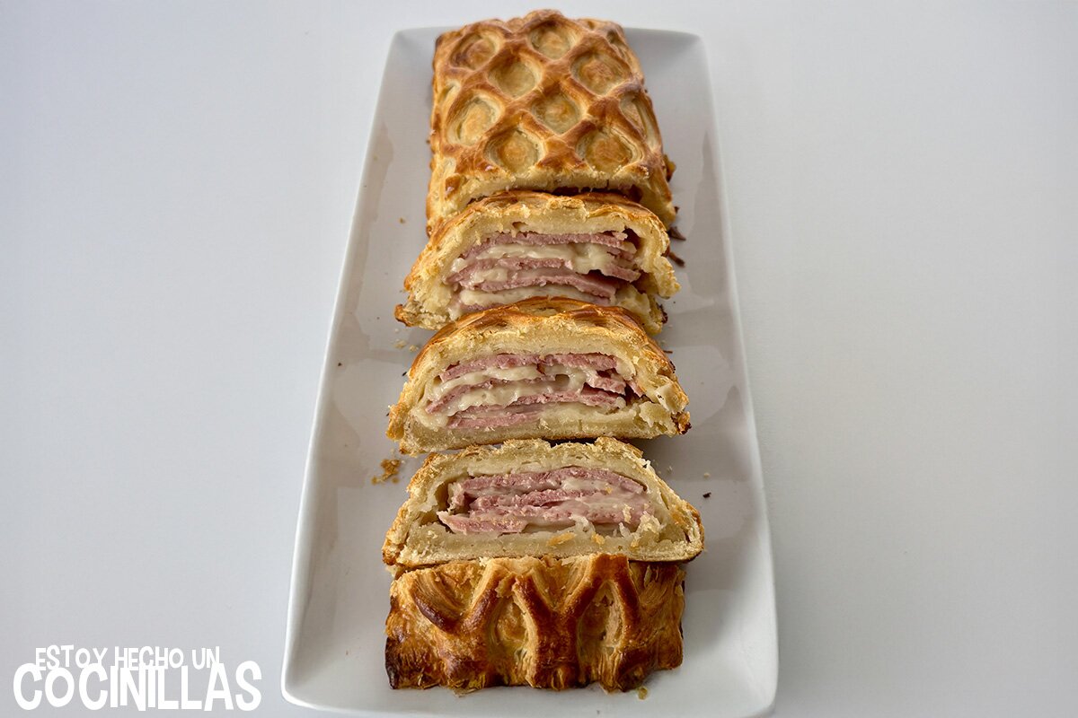 Hojaldre de jamón y queso con bechamel