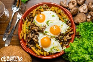 Huevos rotos con setas shiitake