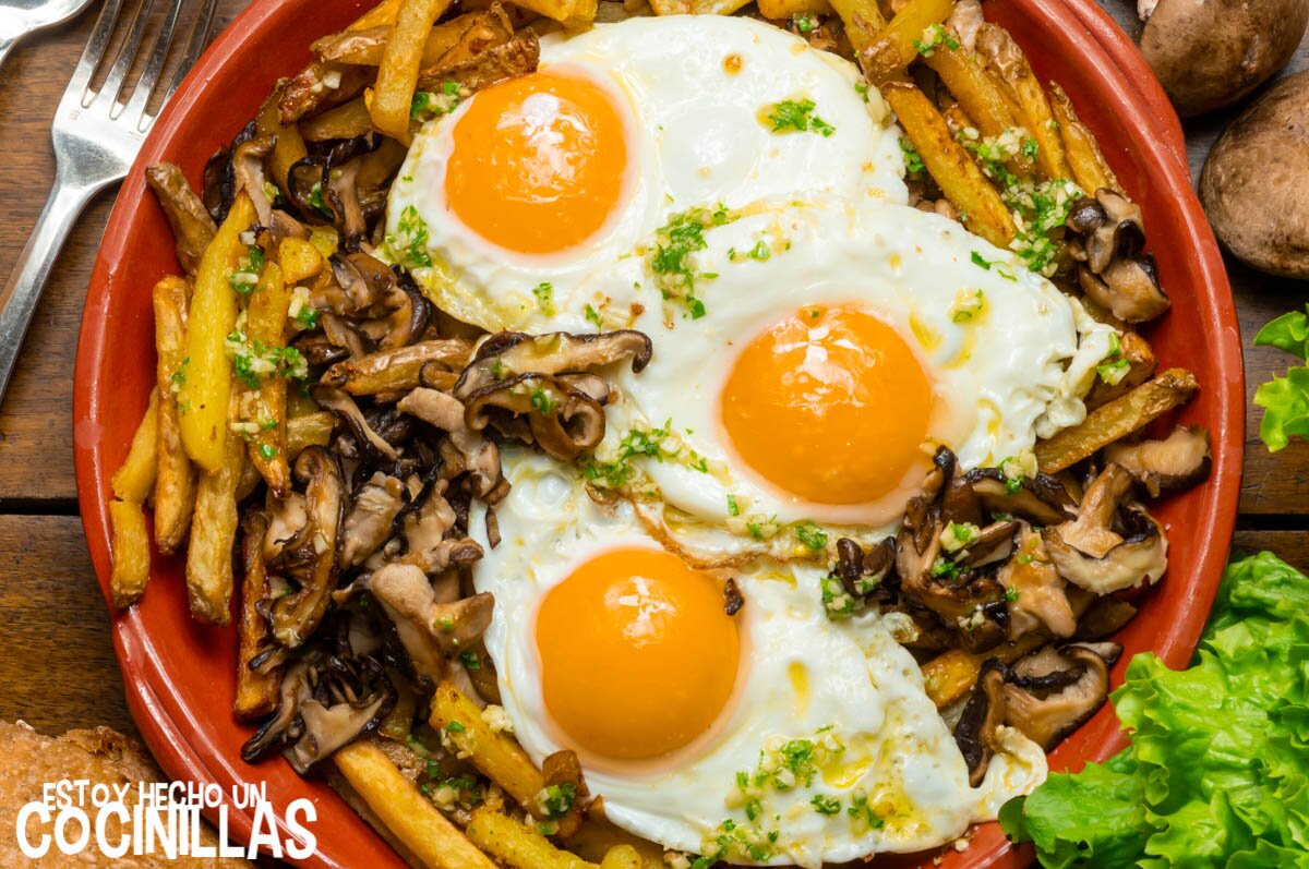 Huevos rotos con setas