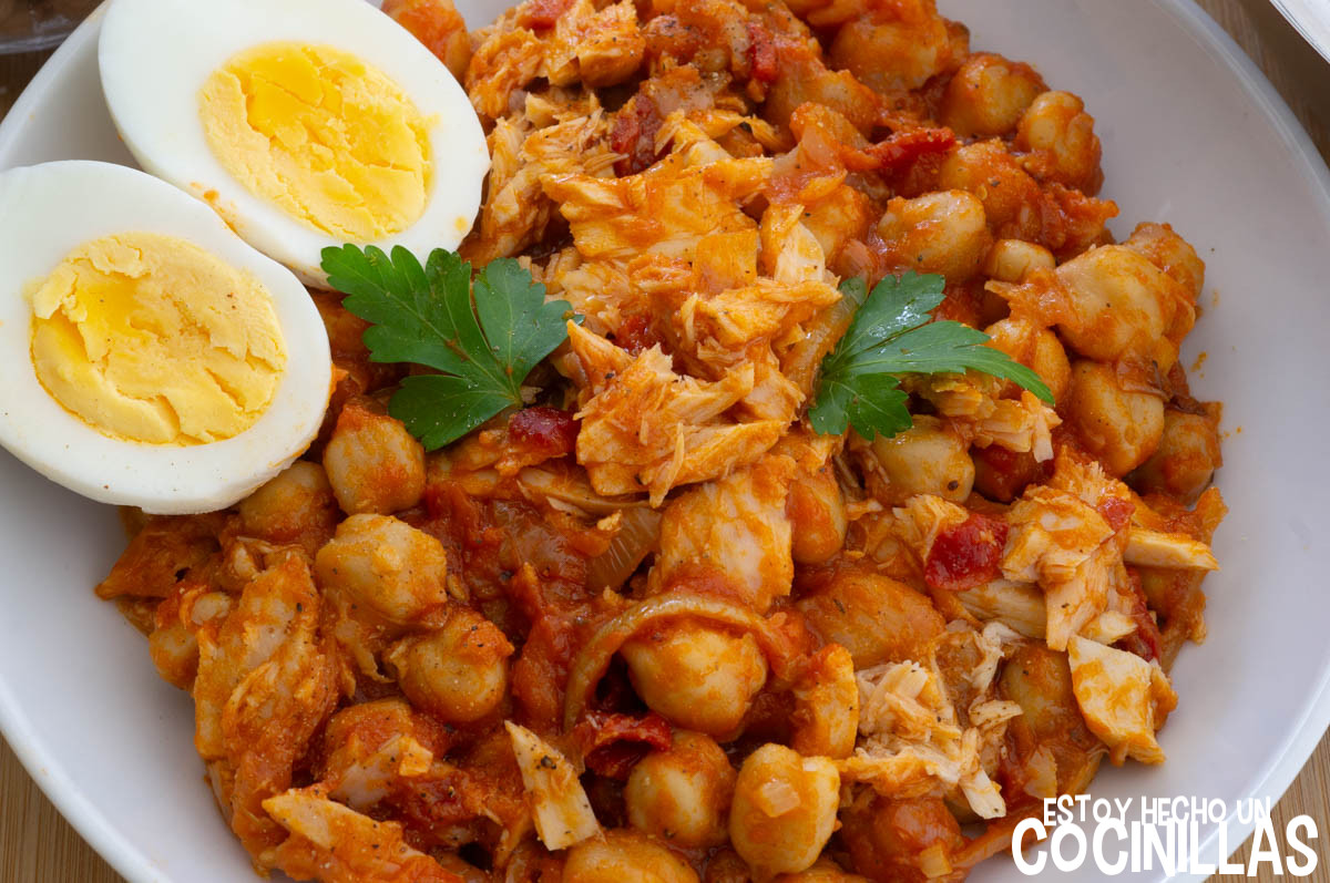 Garbanzos con atún, piquillos y tomate
