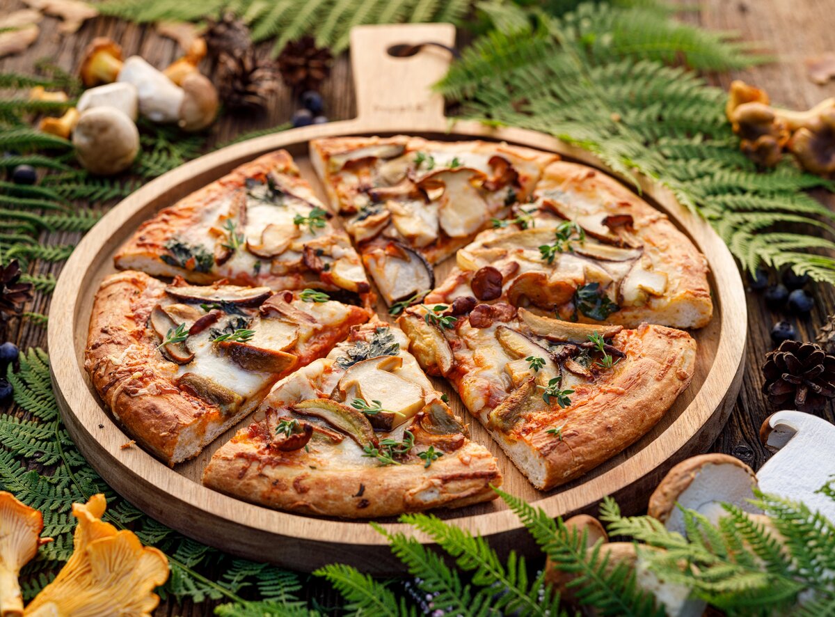 Pizza de boletus cortada