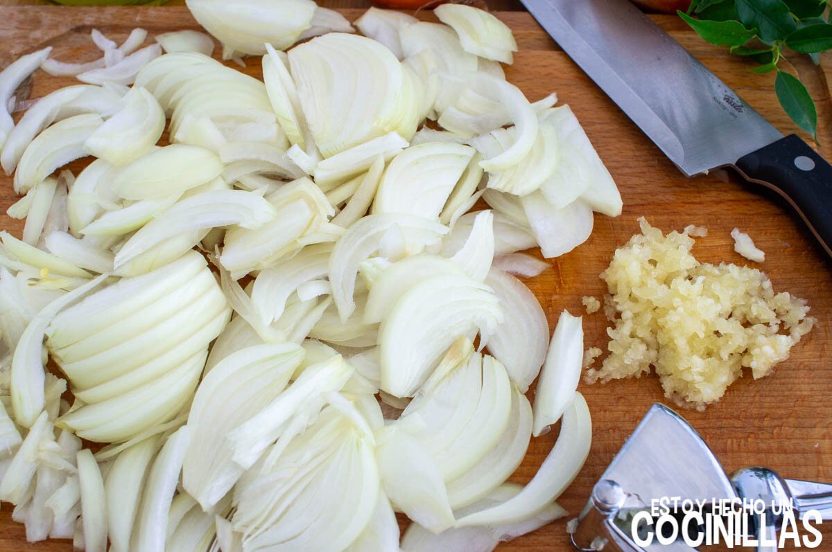 Cortar la cebolla y picar el ajo
