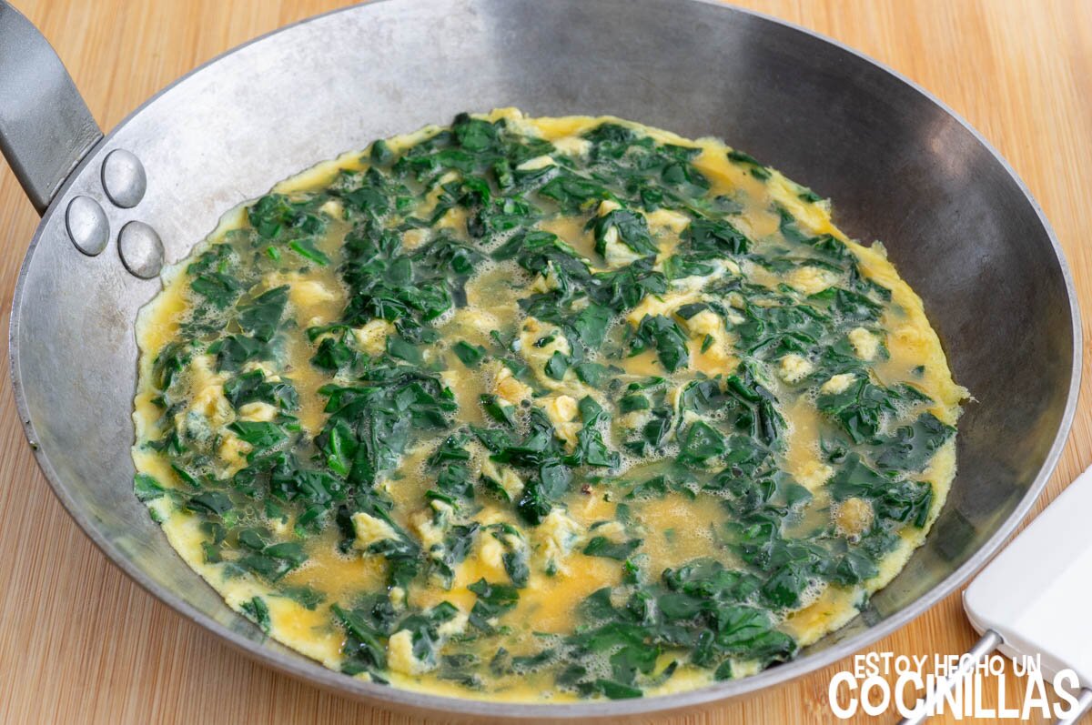Cuajar la tortilla francesa de espinacas