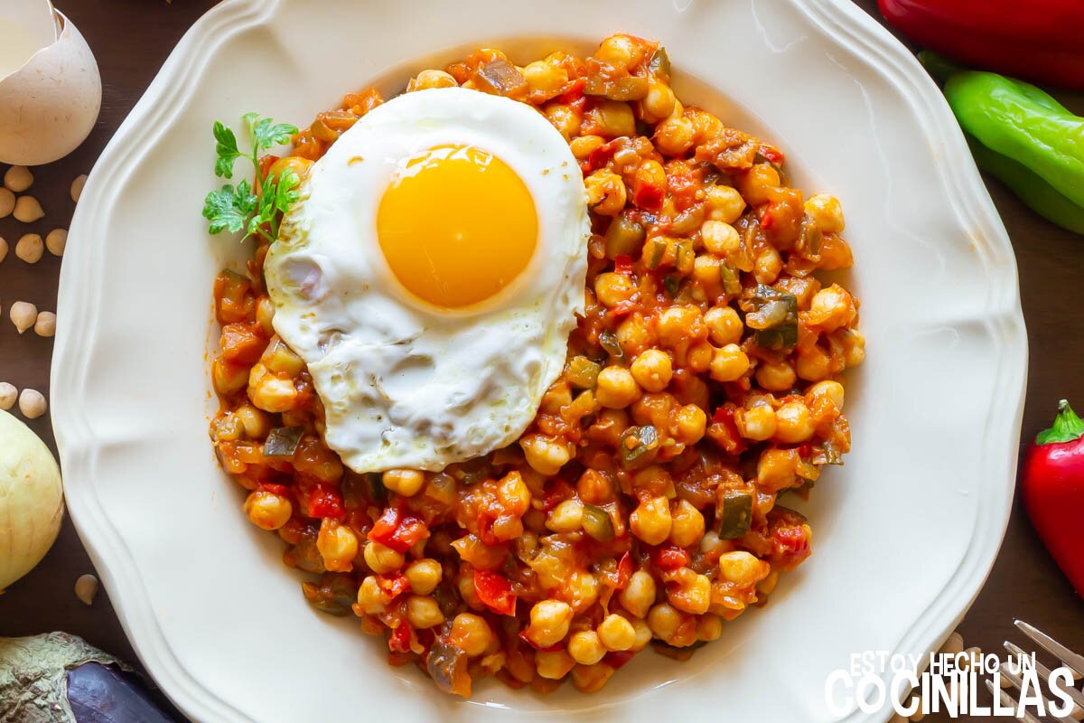 Garbanzos con pisto y huevo