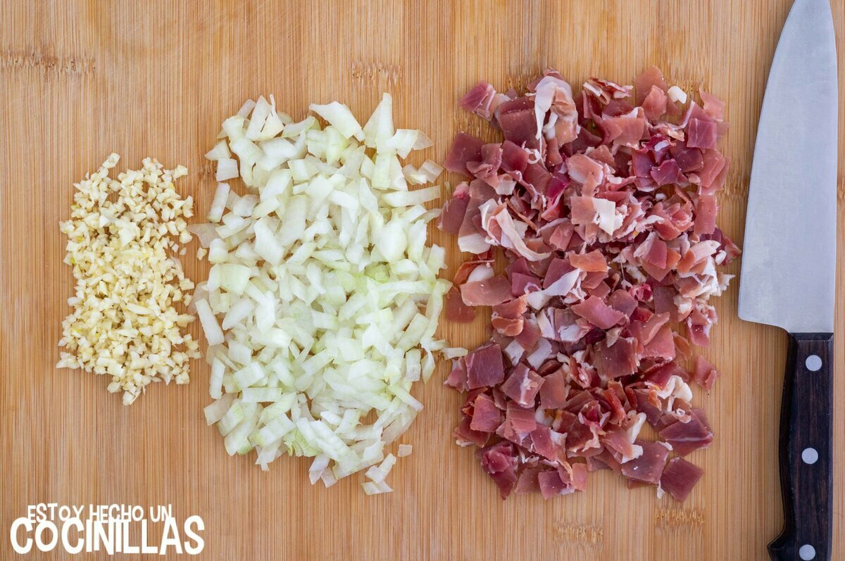 Picar ajo, cebolla y jamón