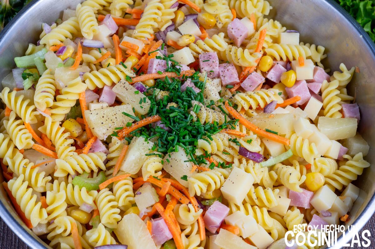 Reposar la ensalada tropical de pasta