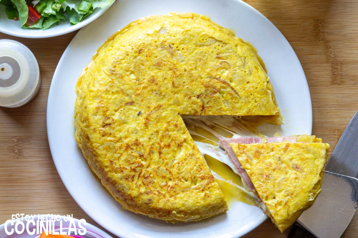 Tortilla de patatas rellena de jamón y queso