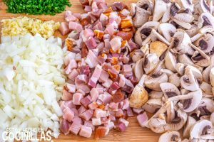Trocear los champiñones y bacon