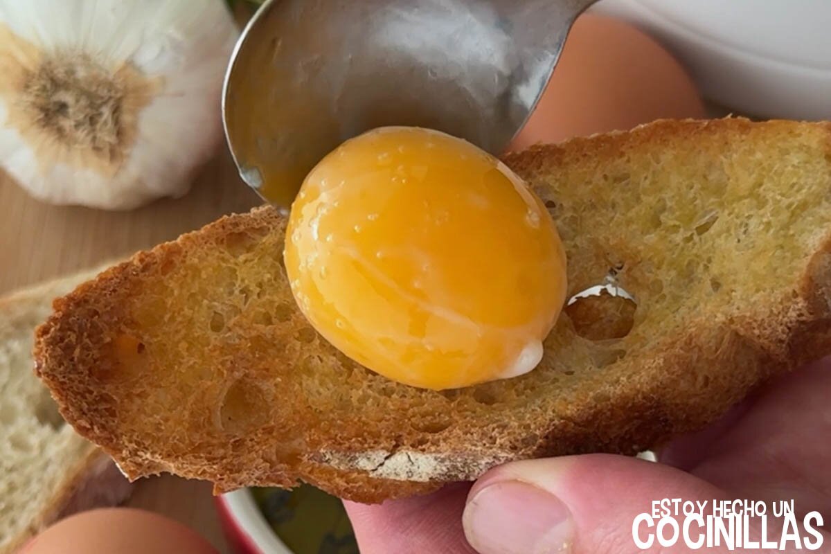 Yema confitada sobre pan tostado