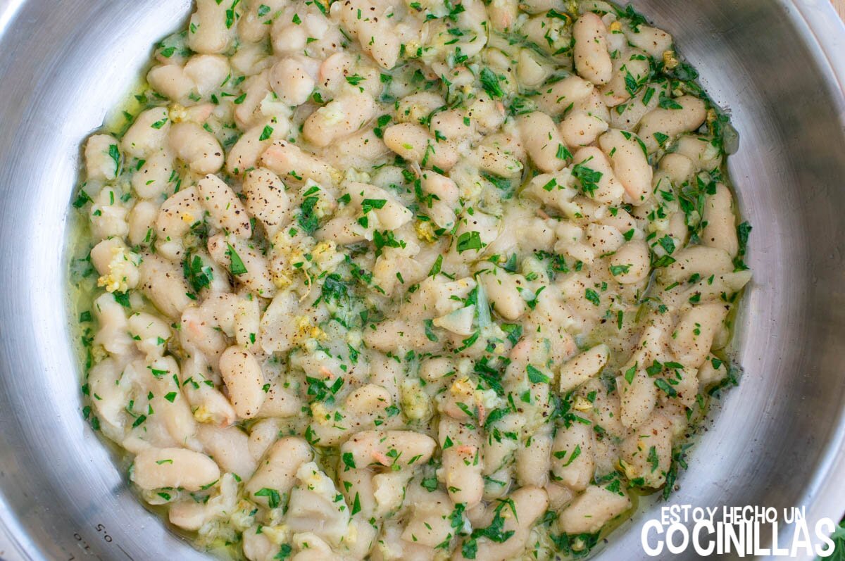 Alubias blancas salteadas con ajo y perejil
