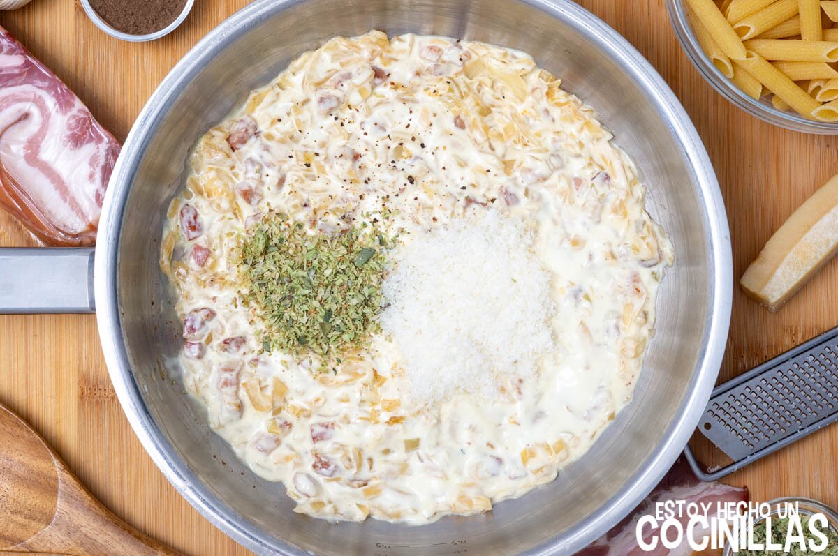 Condimentar con oregano y queso rallado