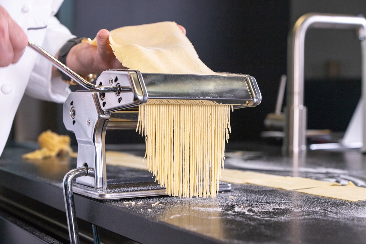 Cortar los fideos para ramen