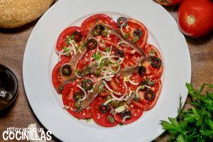 Ensalada de tomate y anchoas